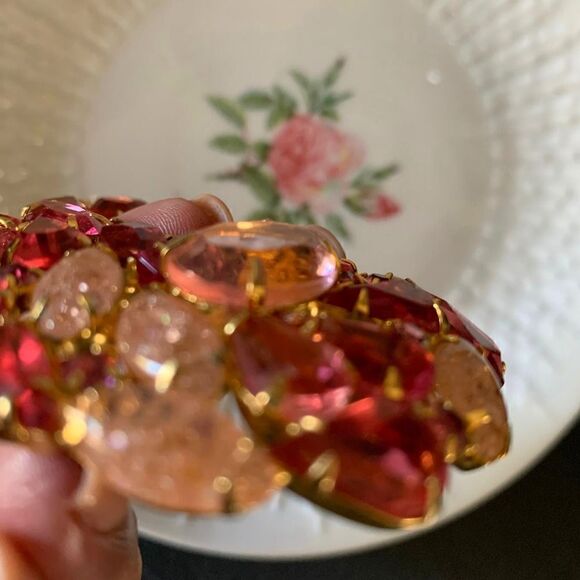 Gorgeous Croton shape Pink hues Crystal Brooch, in Gold, Unsigned - Picture 4 of 4